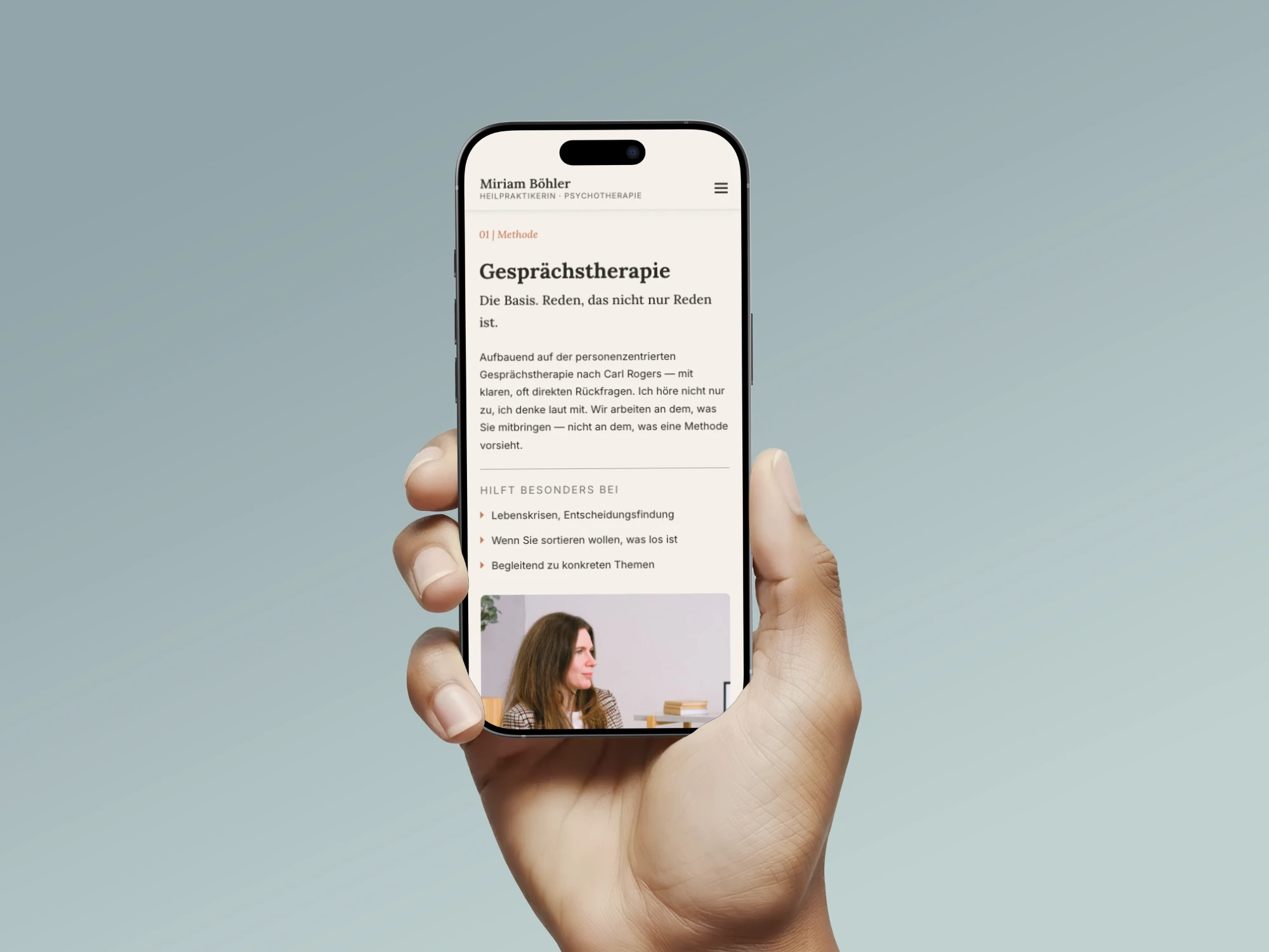 Hand hält Smartphone und zeigt die Website Praxis für Psychotherapie Miriam Böhler