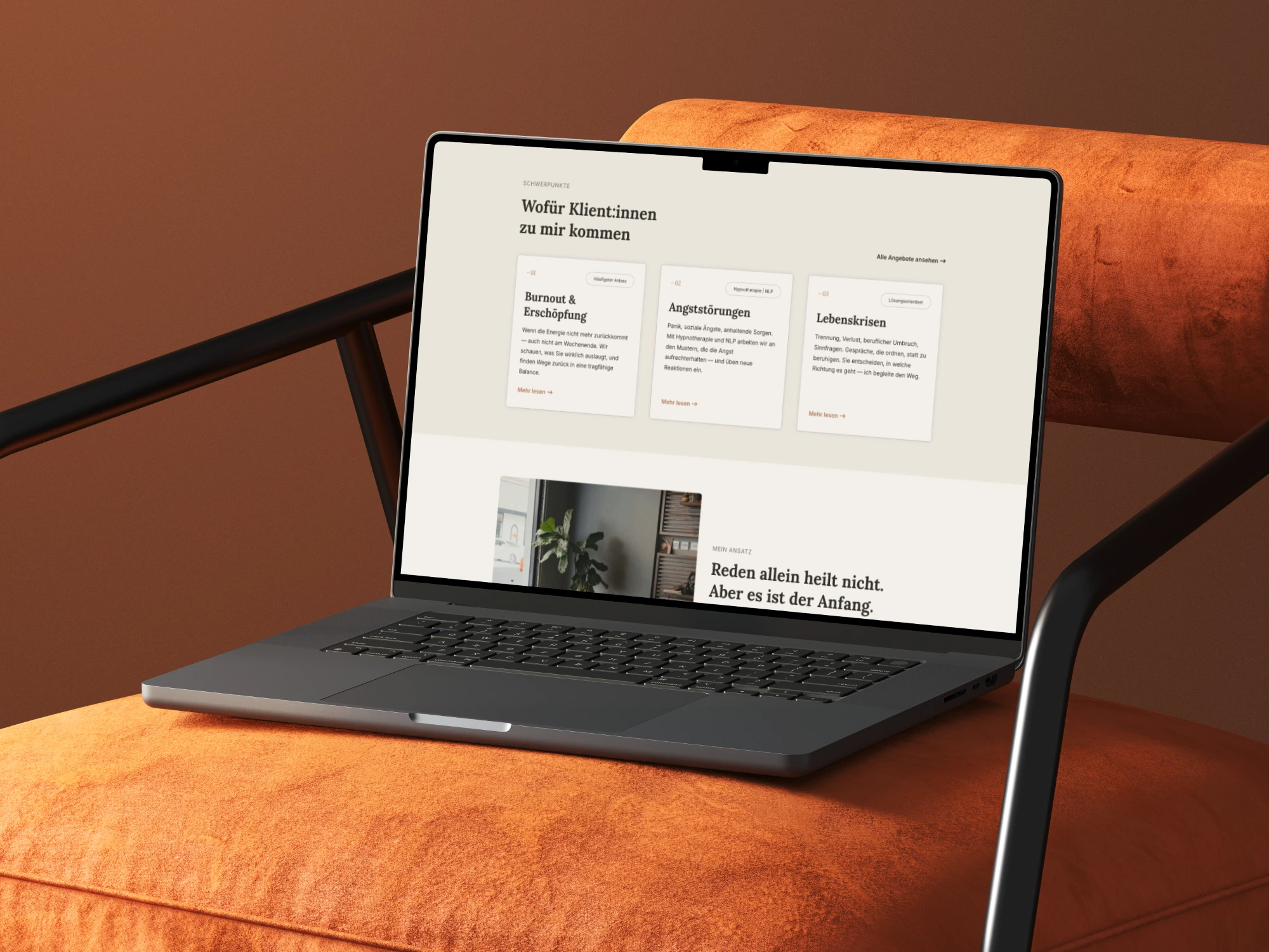 Macbook auf bequemen Stuhl zeigt die Praxis für Psychotherapie Website