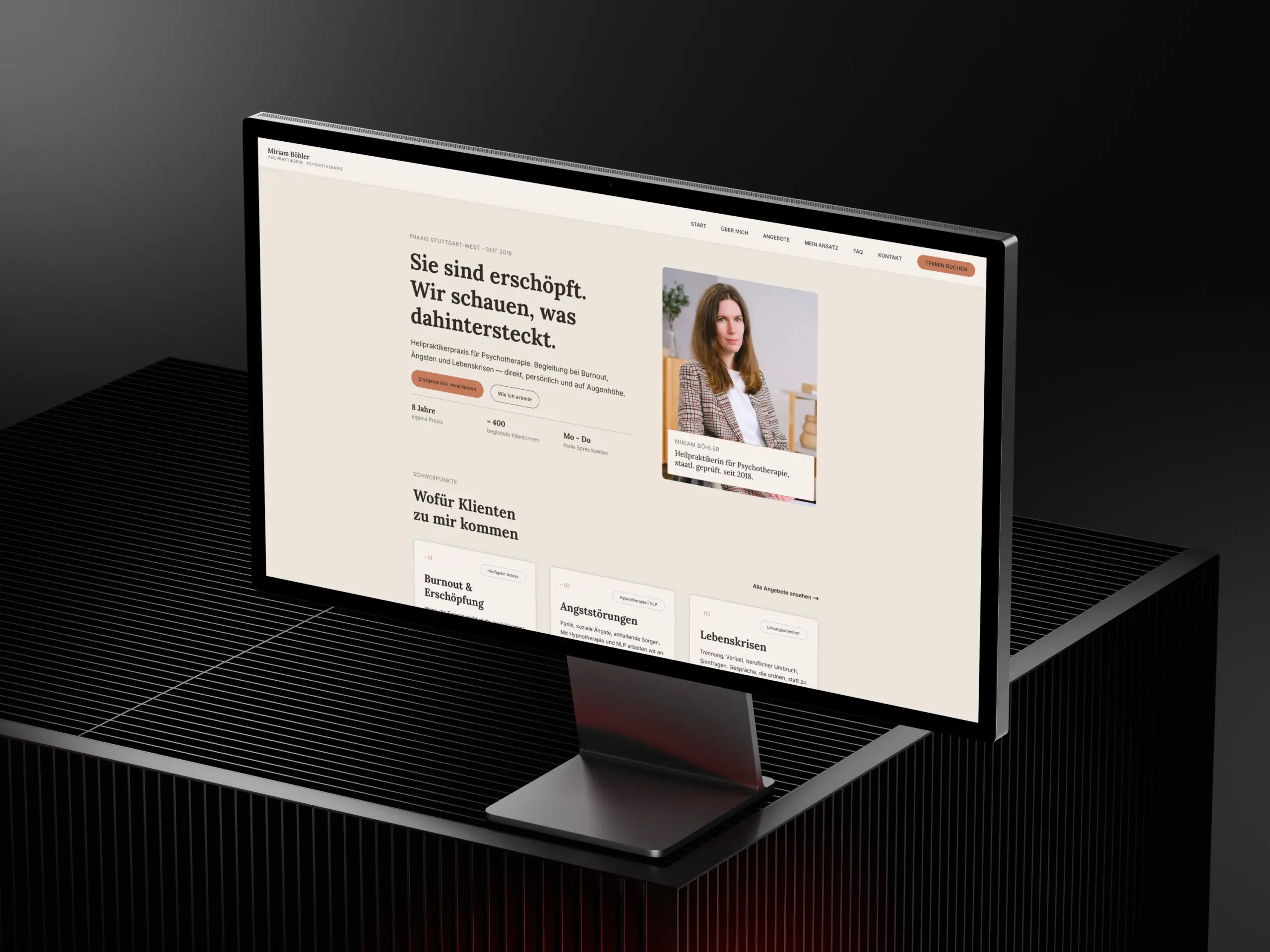 Praxis für Psychotherapie-Website auf Studio Display mit warmen Farbklima